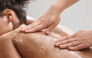 Séance de massage avec exfoliation de la peau