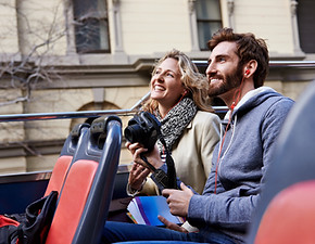 Turistas disfrutan del viaje en autobús