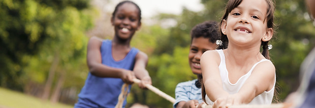 Niños jugando Tug of War