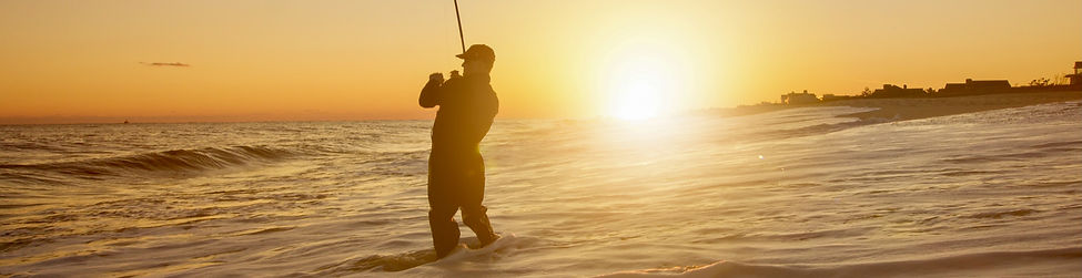 Homme pêchant au lever du soleil