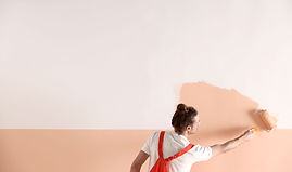 Un homme peint un mur