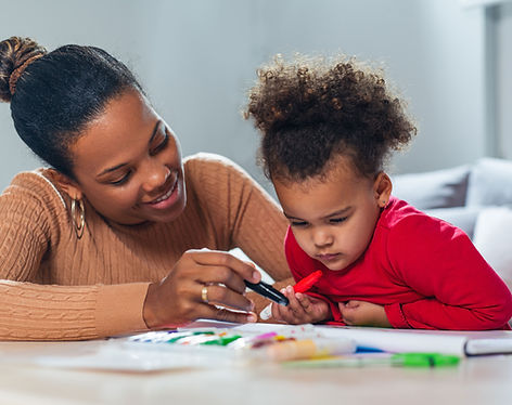 Femme et enfant coloriant