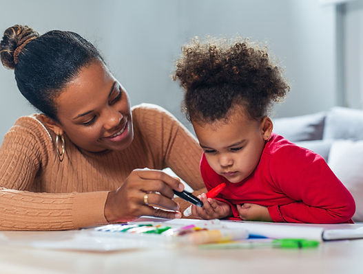 Femme et enfant coloriant