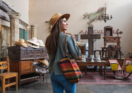 Mulher com bolsa em uma loja