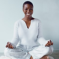 Femme méditant en souriant