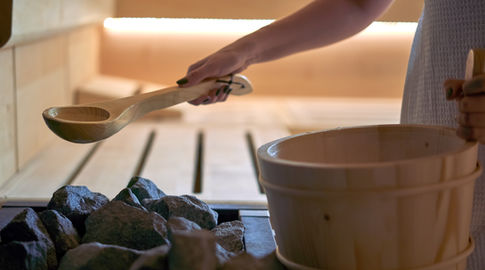 Bassin de relaxation entouré de banquettes massantes