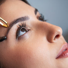 Augenbrauen- und Wimpernbehandlung bei JB Kosmetik Muri – Formen, Färben und Kombibehandlungen für einen harmonischen, ausdrucksstarken und gepflegten Look ohne tägliches Styling.