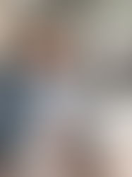 Üzletember olvas újságot egy kávézóban – Digitális fejlődési lehetőségek KKV-k számára a 'Minden vállalkozásnak legyen saját honlapja' program keretében.