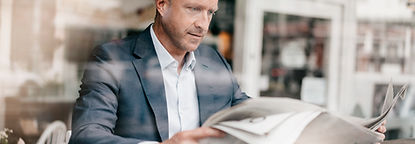 hombre leyendo periódico