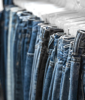 Jeans em um Rack