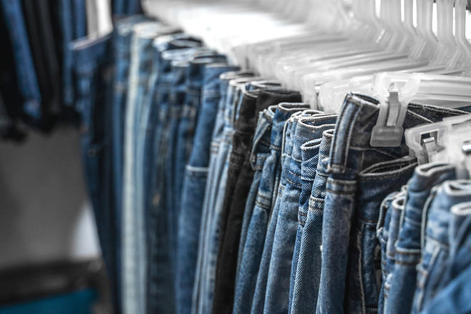 Jeans auf einem Gestell