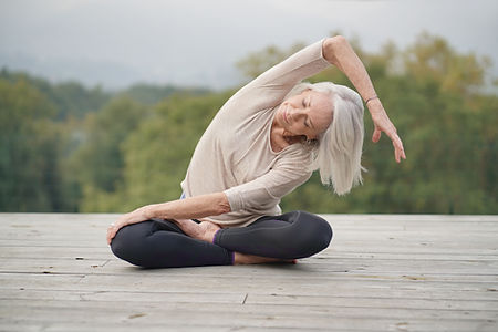 Frau praktiziert Yoga