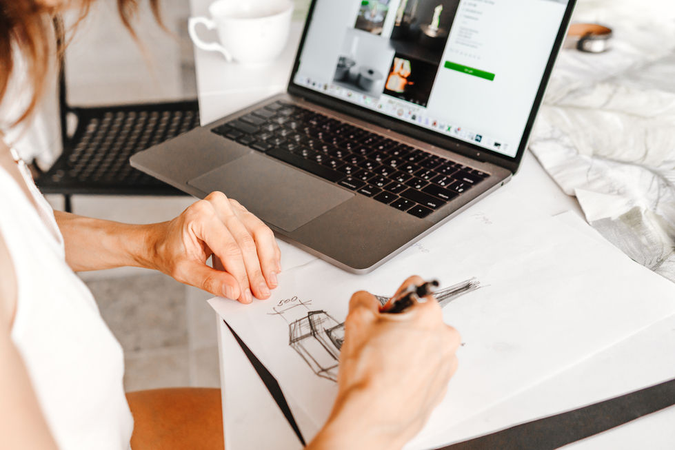 Nahaufnahme von Hand mit Stift bei der Analyse von Prozessdaten am Laptop