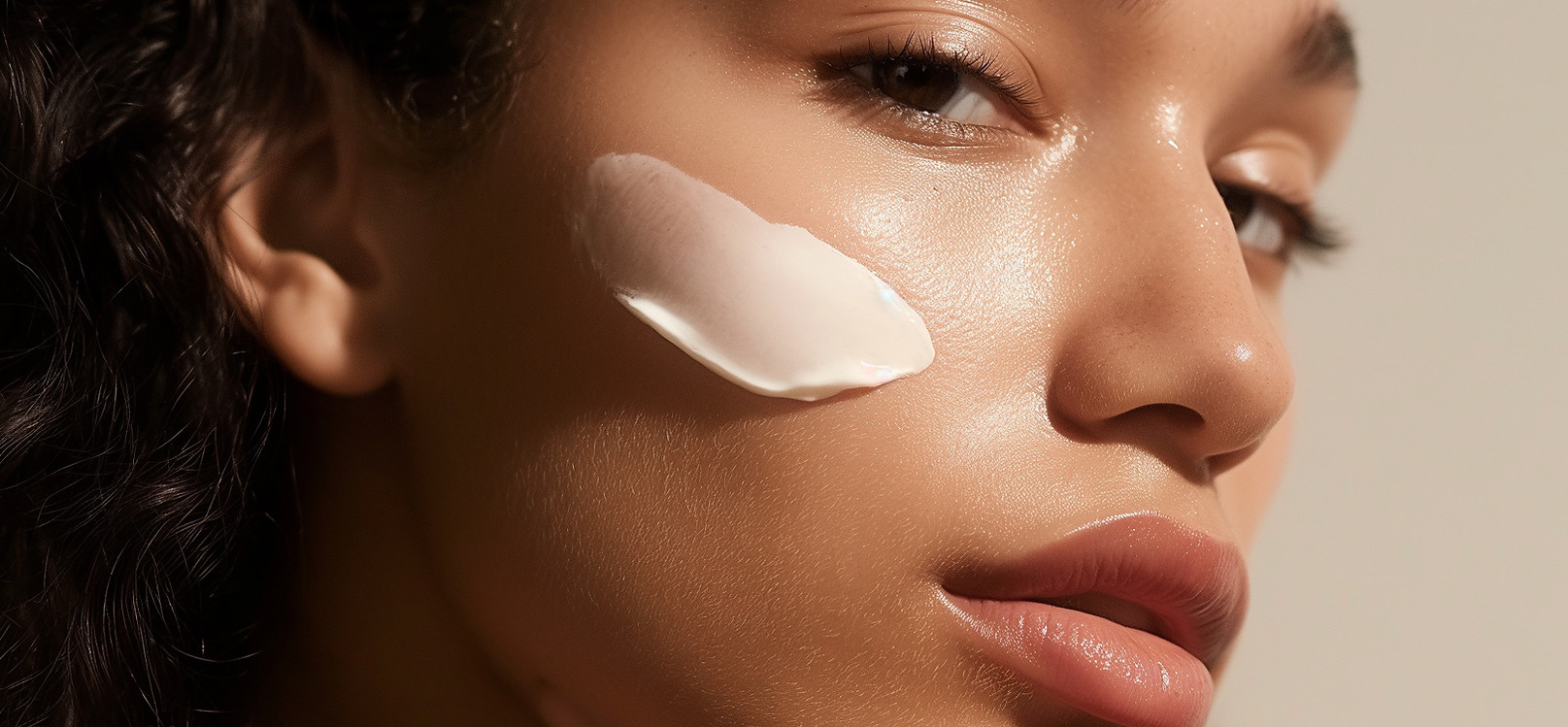 Frau trägt Creme auf