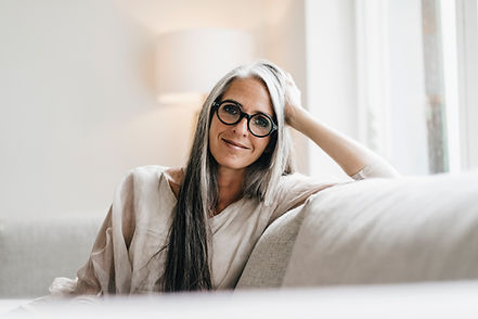 Frau mit langen grauen Haaren