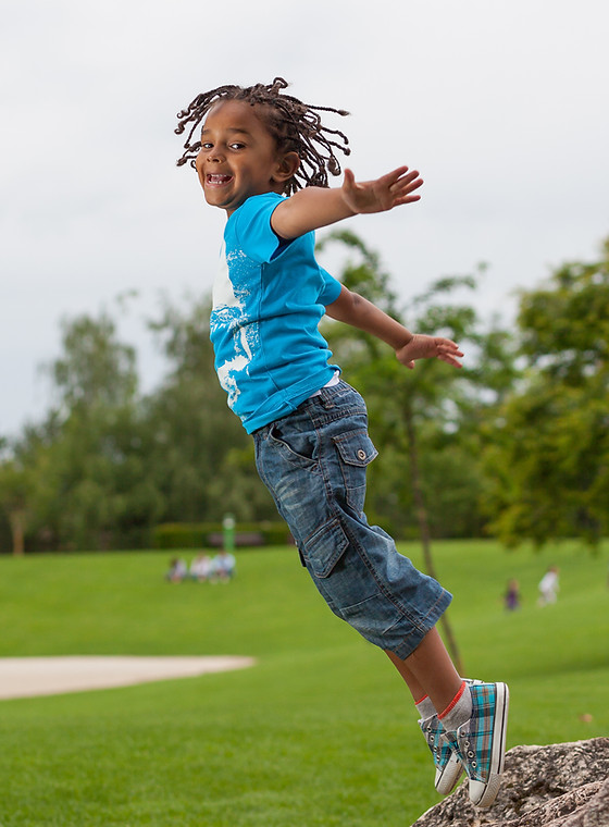 Menino brincando no parque