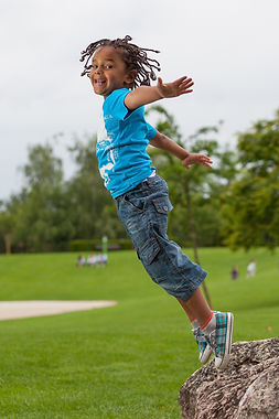 Menino brincando no parque