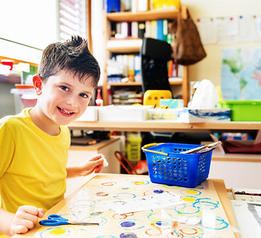 Enfant peignant à l'école