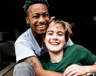 Pareja abrazados sonrientes y felices