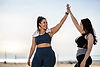 Frauen High-Fiving im Freien