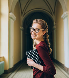 Lächelnde Schülerin auf dem Flur