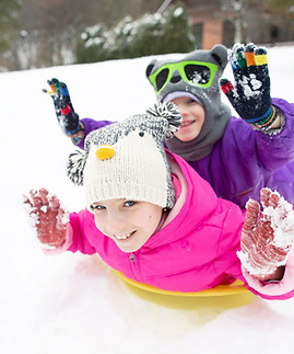 Enfants heureux traîneau dans la neige
