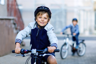 Drenge på deres cykler