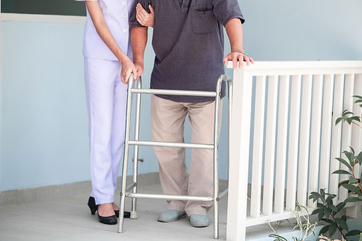 歩行器で歩く男性