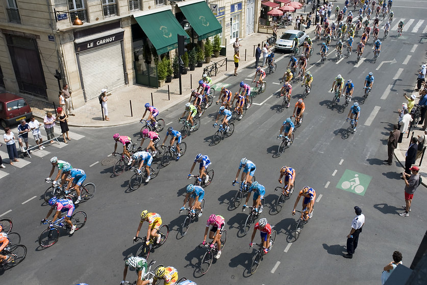 Course de cyclistes en ville