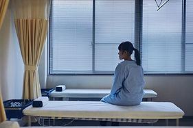 ベッドに腰掛ける患者