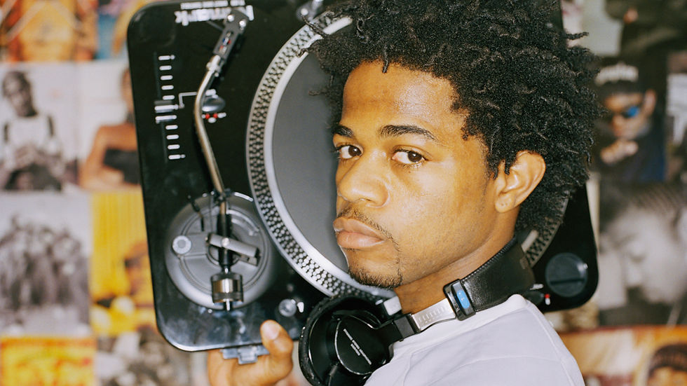 DJ avec table tournante