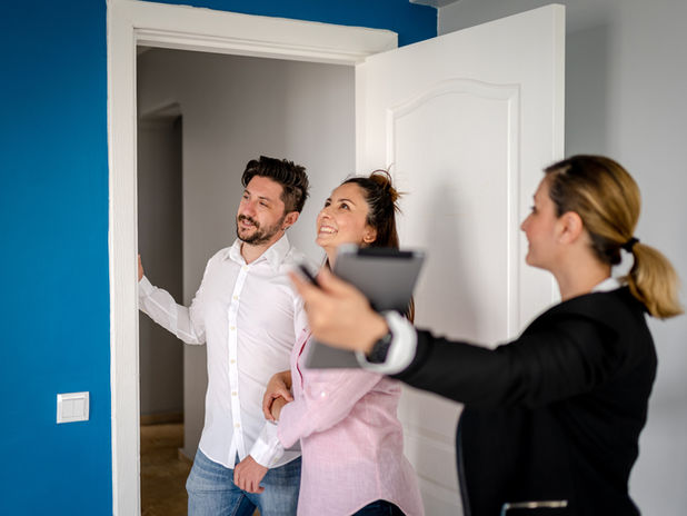 Comparing the Benefits: Real Estate Agent vs. Direct Sale for Your Property