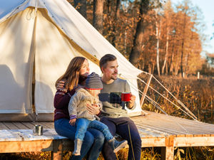 Глэмпинг, сон и соло-поездки: какие туристические тренды обсуждали россияне в 2025 году