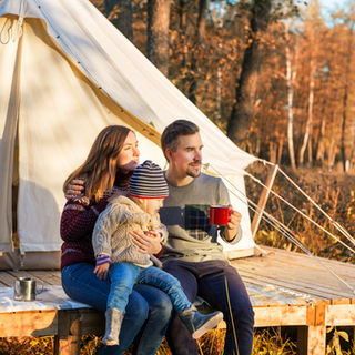 Глэмпинг, сон и соло-поездки: какие туристические тренды обсуждали россияне в 2025 году
