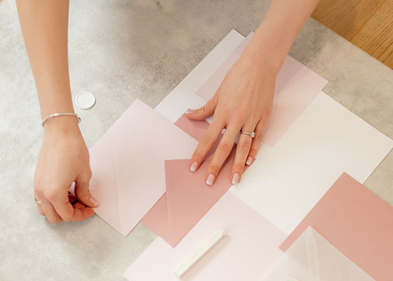 Teilnehmerinnen gestalten individuelle Einladungskarten während eines Kreativ-Workshops