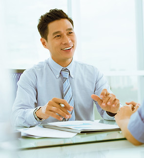 Azjatycki menedżer udzielający porad w swoim biurze