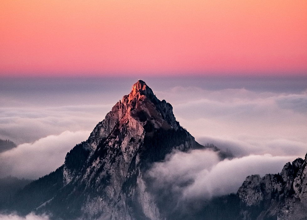 Sonnenaufgang auf dem Berggipfel