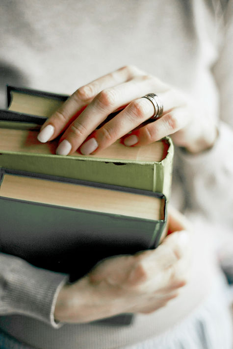 Segurando Livros Verdes