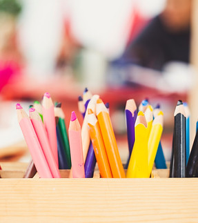 Crayons de couleur dans un porte-crayons