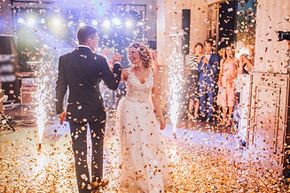 Espectáculo de confeti en la boda