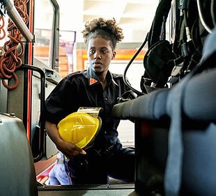 Pompier tenant un casque