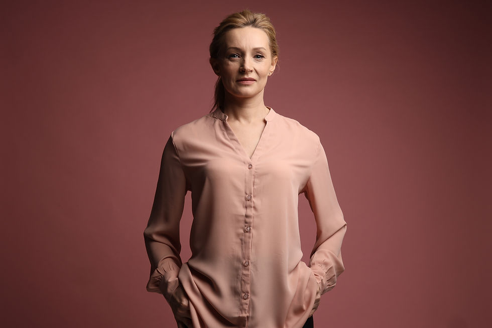 Mulher com camisa rosa