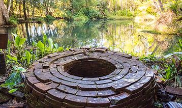 Bir göletin ortasında kırmızı tuğla kuyusu