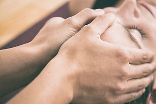 Le Micro Massage Crânien (MMC) est un soin à lui seul. Il termine également tous mes soins énergétiques
