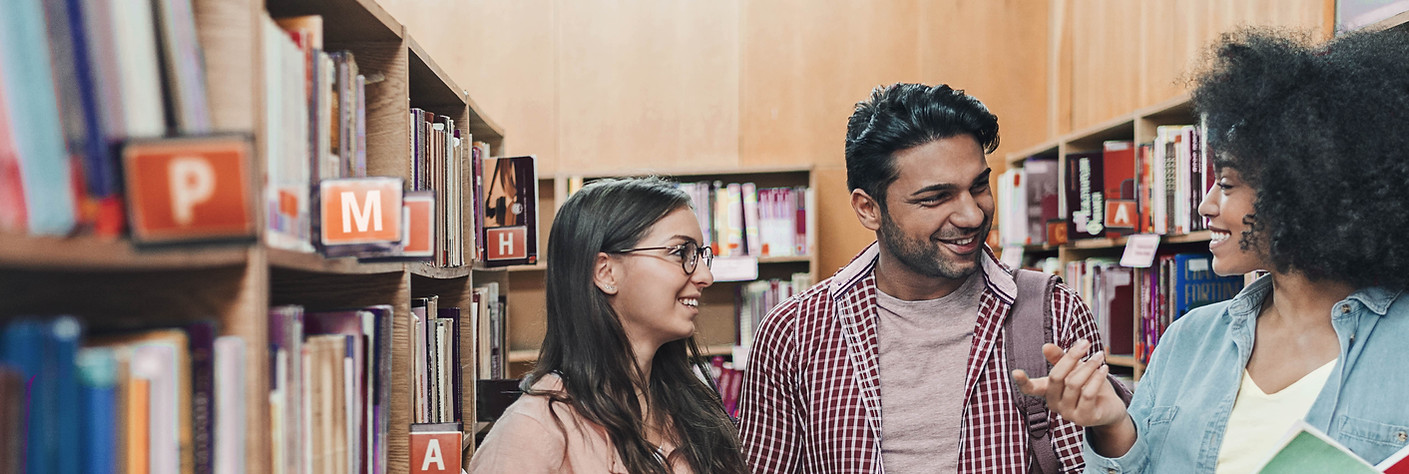 Estudantes na biblioteca
