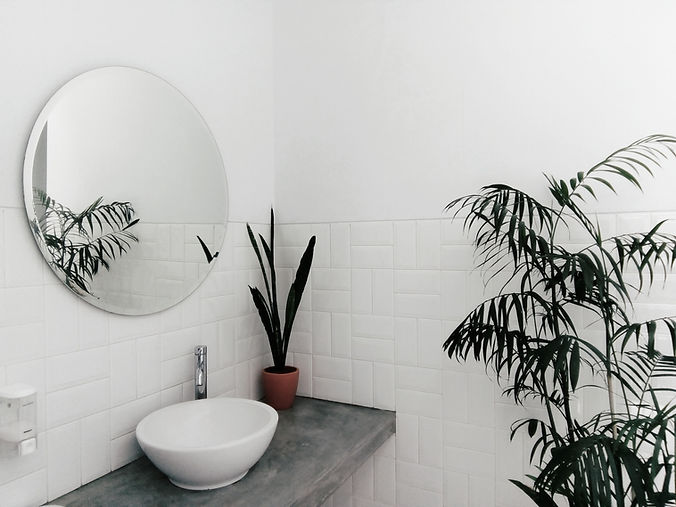Rundes Waschbecken und Spiegel