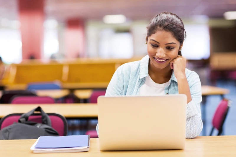 Le pack B1 en allemand est conçu pour les apprenants souhaitant progresser du niveau intermédiaire vers un usage autonome de la langue. Il comprend des cours complets couvrant la grammaire, le vocabulaire pratique et les structures essentielles pour comprendre et communiquer efficacement. Les leçons sont accompagnées de dialogues guidés, d’exercices interactifs et de quiz permettant de mesurer vos progrès et de renforcer la mémorisation. Ce programme permet de s’exprimer en situations quotidiennes et professionnelles, de rédiger des textes simples et de comprendre des conversations plus complexes. Les apprenants bénéficient d’un apprentissage flexible à leur rythme, avec des supports accessibles en ligne et des ressources pour réviser hors ligne. Idéal pour préparer les examens B1 et améliorer sa confiance à l’oral comme à l’écrit, ce pack offre une méthode complète et progressive pour atteindre un niveau intermédiaire solide en allemand.