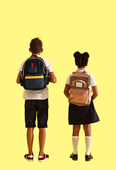 Niños con mochilas