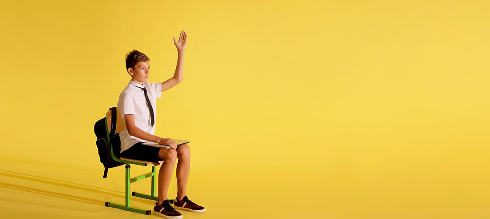 Студент піднімає руку