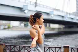 ストレッチをするランナー